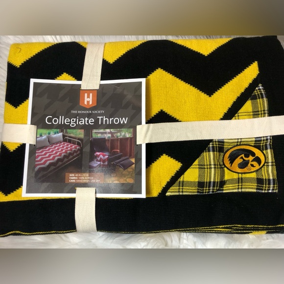 University of Iowa Hawkeyes Blanket & Two Hats - Picture 3 of 9